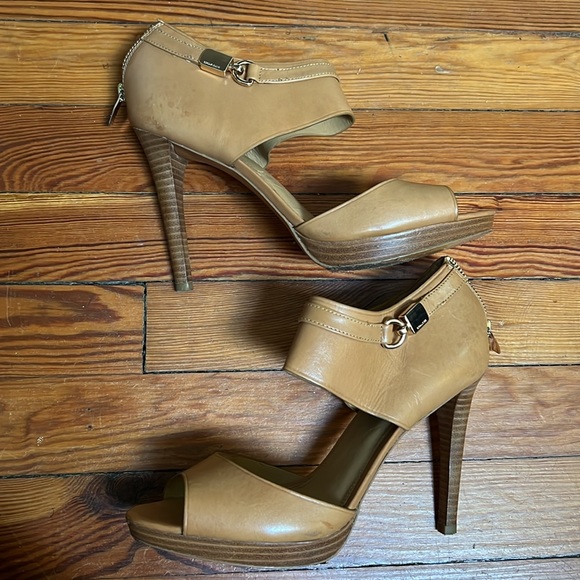 Tan Coach Heels with Sipper and metal zipper (Gently used) - Picture 2 of 5